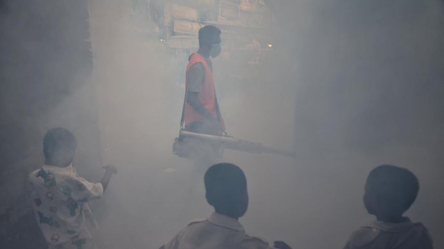 Anak-anak berkumpul saat seorang pria melakukan pengasapan di jalan sebagai langkah pencegahan terhadap penyakit yang ditularkan oleh nyamuk, khususnya demam berdarah, di Dhaka, Bangladesh, pada 1 Oktober 2026. (REUTERS/Mohammad Ponir Hossain    )