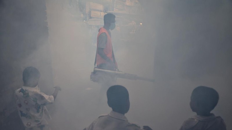 Anak-anak berkumpul saat seorang pria melakukan pengasapan di jalan sebagai langkah pencegahan terhadap penyakit yang ditularkan oleh nyamuk, khususnya demam berdarah, di Dhaka, Bangladesh, pada 1 Oktober 2026. (REUTERS/Mohammad Ponir Hossain    )