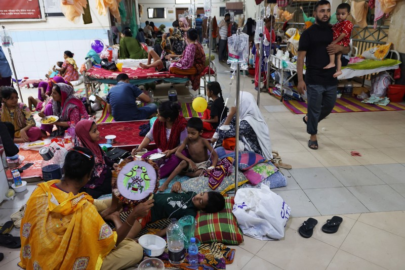Anak-anak yang terinfeksi demam berdarah menjalani perawatan di Mugda Medical College and Hospital di Dhaka, Bangladesh, pada 7 Oktober 2026. (REUTERS/Mohammad Ponir Hossain)