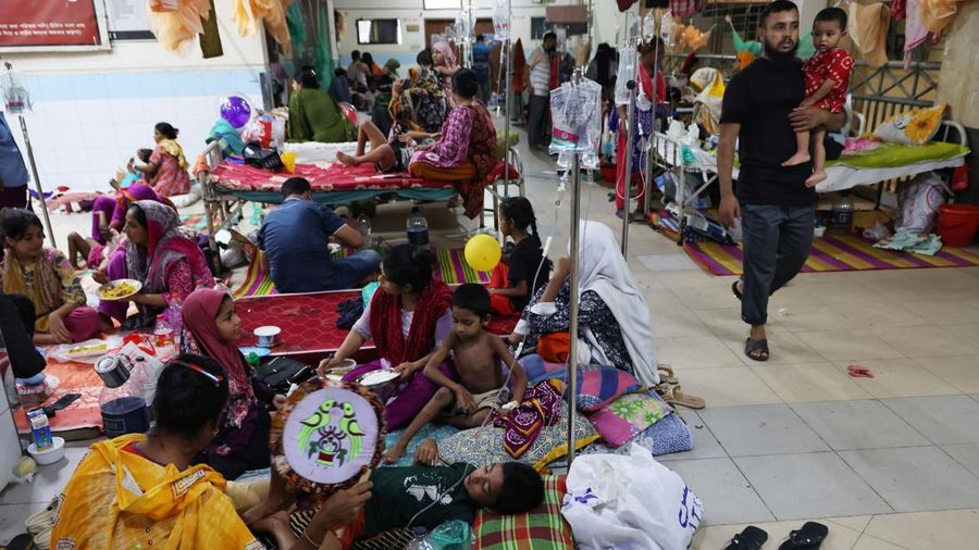 Anak-anak yang terinfeksi demam berdarah menjalani perawatan di Mugda Medical College and Hospital di Dhaka, Bangladesh, pada 7 Oktober 2026.