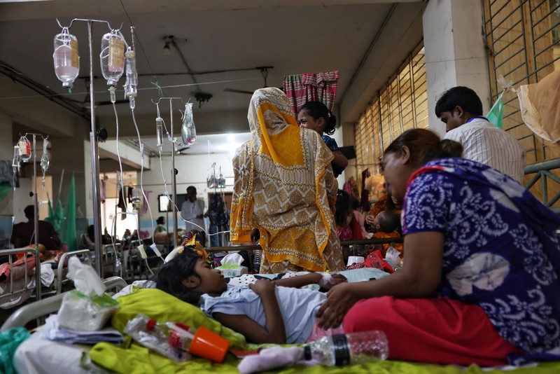 Anak-anak yang terinfeksi demam berdarah menjalani perawatan di Mugda Medical College and Hospital di Dhaka, Bangladesh, pada 7 Oktober 2026. (REUTERS/Mohammad Ponir Hossain)