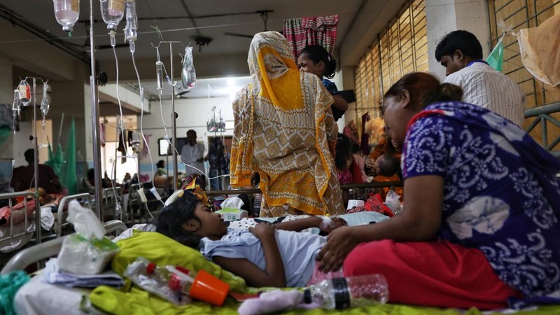 Anak-anak yang terinfeksi demam berdarah menjalani perawatan di Mugda Medical College and Hospital di Dhaka, Bangladesh, pada 7 Oktober 2026.