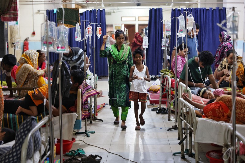 Anak-anak yang terinfeksi demam berdarah menjalani perawatan di Mugda Medical College and Hospital di Dhaka, Bangladesh, pada 7 Oktober 2026. (REUTERS/Mohammad Ponir Hossain)