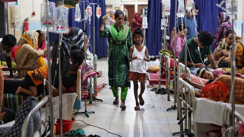 Anak-anak yang terinfeksi demam berdarah menjalani perawatan di Mugda Medical College and Hospital di Dhaka, Bangladesh, pada 7 Oktober 2026. (REUTERS/Mohammad Ponir Hossain)