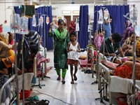 Anak-anak yang terinfeksi demam berdarah menjalani perawatan di Mugda Medical College and Hospital di Dhaka, Bangladesh, pada 7 Oktober 2026. (REUTERS/Mohammad Ponir Hossain)