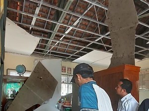 2 Guru SDN 2 Cepoko Sragen Tertimpa Plafon Roboh Saat Santap MBG