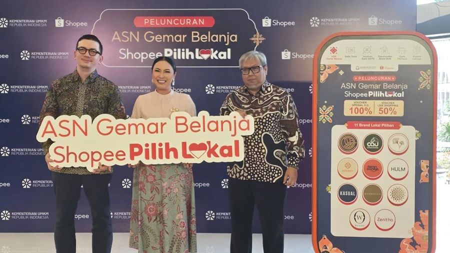 Deputy Director Public Affairs Shopee, Radynal Nataprawira, Penasihat Dharma Wanita Persatuan (DWP) Kementerian UMKM RI, Ibu Tina Maman Abdurrahman, Deputi Usaha Kecil Kementerian UMKM, Temmy Satya Permana, saat peluncuran ASN Gemar Belanja Lokal di