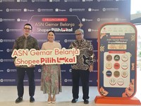 Deputy Director Public Affairs Shopee, Radynal Nataprawira, Penasihat Dharma Wanita Persatuan (DWP) Kementerian UMKM RI, Ibu Tina Maman Abdurrahman, Deputi Usaha Kecil Kementerian UMKM, Temmy Satya Permana, saat peluncuran ASN Gemar Belanja Lokal di