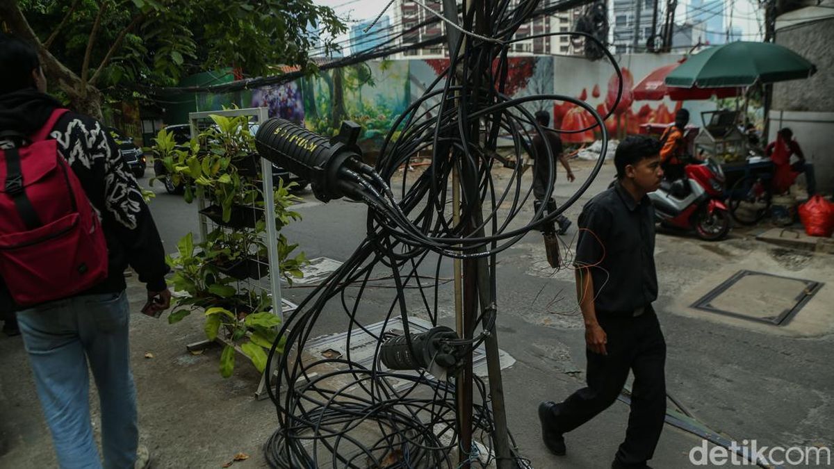 Kabel Semrawut di Kuningan Barat Ancam Keselamatan Pengguna Jalan — NadiKabar.com
