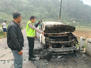 Duarr! Mobil Wisatawan Meledak dan Habis Terbakar di Dieng