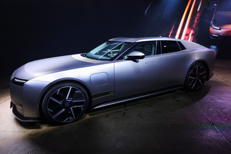 Kendaraan mewah empat pintu bertenaga listrik penuh Jaguar Type 01 pada acara peluncuran perdananya di New York City, AS, 6 Oktober 2026. (REUTERS/Mike Segar)