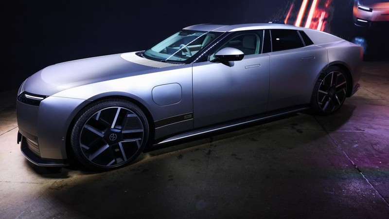 Kendaraan mewah empat pintu bertenaga listrik penuh Jaguar Type 01 pada acara peluncuran perdananya di New York City, AS, 6 Oktober 2026. (REUTERS/Mike Segar)