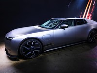 Kendaraan mewah empat pintu bertenaga listrik penuh Jaguar Type 01 pada acara peluncuran perdananya di New York City, AS, 6 Oktober 2026. (REUTERS/Mike Segar)