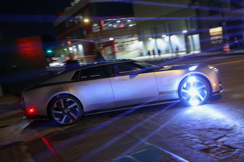 Kendaraan mewah empat pintu bertenaga listrik penuh Jaguar Type 01 pada acara peluncuran perdananya di New York City, AS, 6 Oktober 2026. (REUTERS/Mike Segar)
