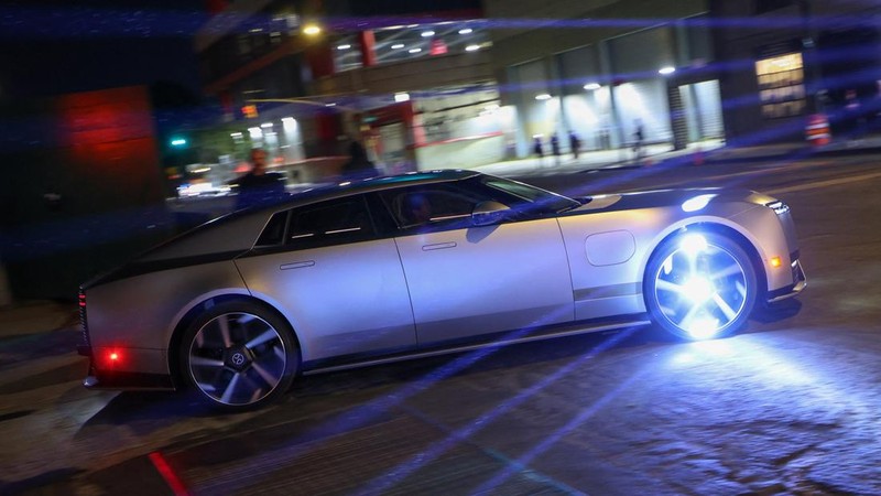 Kendaraan mewah empat pintu bertenaga listrik sepenuhnya, Jaguar Type 01, melaju di West 26th Street setelah model tersebut diperkenalkan dalam acara peluncuran perdananya di New York City, AS, pada 6 Oktober 2026.
