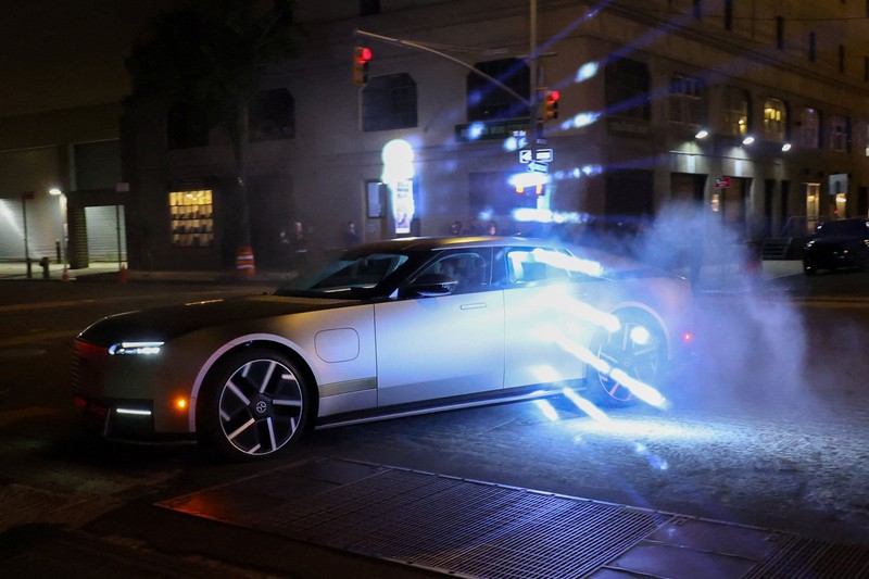 Kendaraan mewah empat pintu bertenaga listrik penuh Jaguar Type 01 pada acara peluncuran perdananya di New York City, AS, 6 Oktober 2026. (REUTERS/Mike Segar)