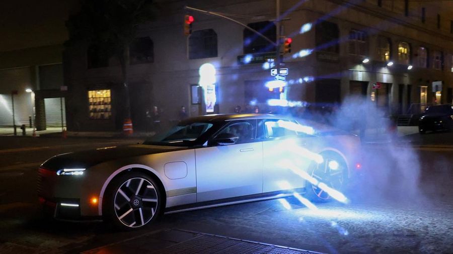 Kendaraan mewah empat pintu bertenaga listrik sepenuhnya, Jaguar Type 01, melaju di West 26th Street setelah model tersebut diperkenalkan dalam acara peluncuran perdananya di New York City, AS, pada 6 Oktober 2026.