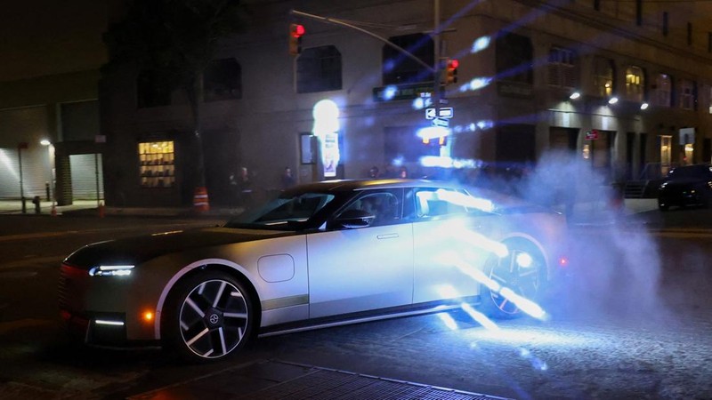 Kendaraan mewah empat pintu bertenaga listrik sepenuhnya, Jaguar Type 01, melaju di West 26th Street setelah model tersebut diperkenalkan dalam acara peluncuran perdananya di New York City, AS, pada 6 Oktober 2026.