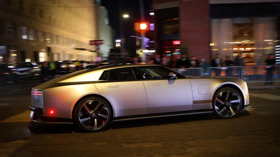 Kendaraan mewah empat pintu bertenaga listrik sepenuhnya, Jaguar Type 01, melaju di West 26th Street setelah model tersebut diperkenalkan dalam acara peluncuran perdananya di New York City, AS, pada 6 Oktober 2026.
