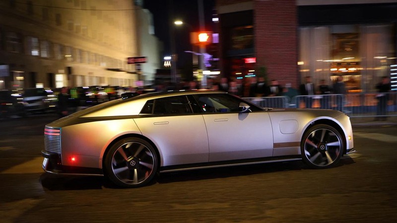 Kendaraan mewah empat pintu bertenaga listrik sepenuhnya, Jaguar Type 01, melaju di West 26th Street setelah model tersebut diperkenalkan dalam acara peluncuran perdananya di New York City, AS, pada 6 Oktober 2026.