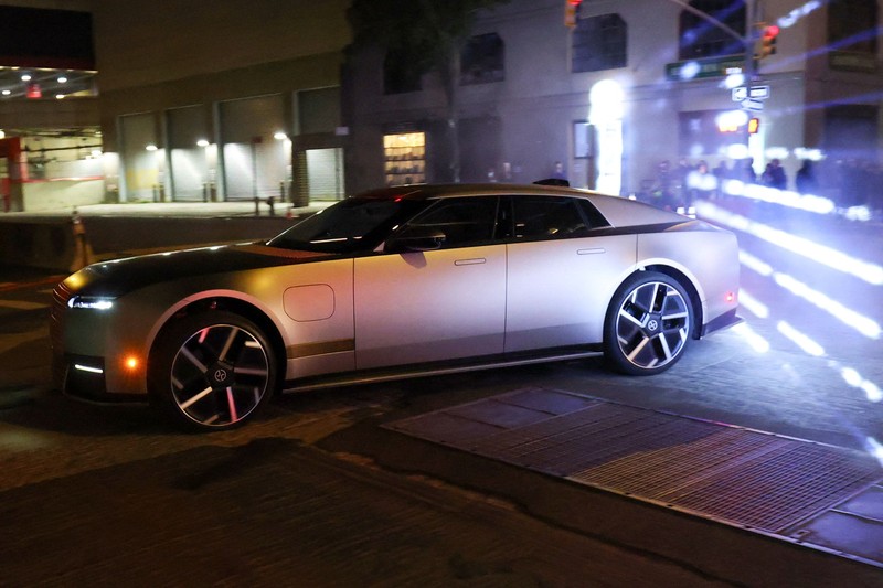 Kendaraan mewah empat pintu bertenaga listrik penuh Jaguar Type 01 pada acara peluncuran perdananya di New York City, AS, 6 Oktober 2026. (REUTERS/Mike Segar)