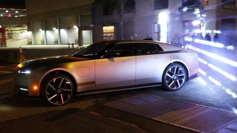 Kendaraan mewah empat pintu bertenaga listrik sepenuhnya, Jaguar Type 01, melaju di West 26th Street setelah model tersebut diperkenalkan dalam acara peluncuran perdananya di New York City, AS, pada 6 Oktober 2026.
