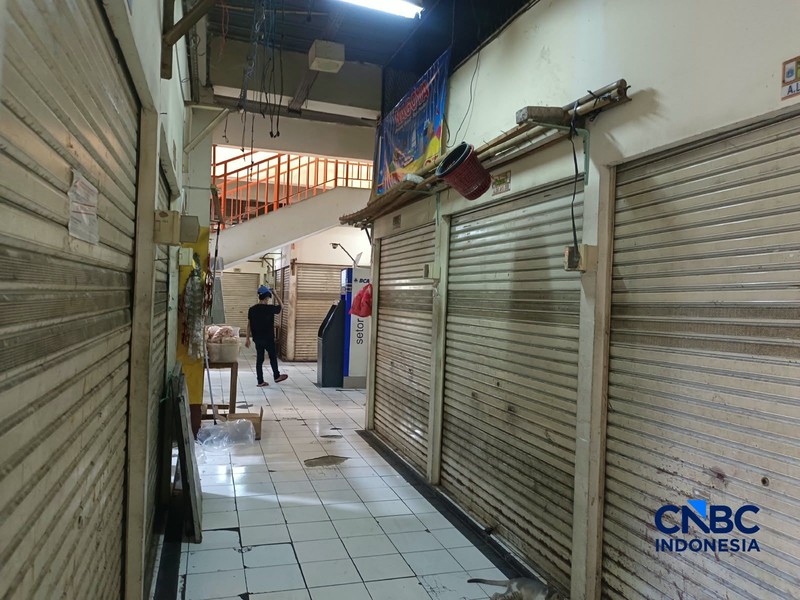 Kondisi di dalam Pasar Nangka Bungur, Jakarta Pusat, nampak sepi dan banyak sekali kios yang tutup, Rabu (7/10/2026). (CNBC Indonesia/Martyasari Rizky)
