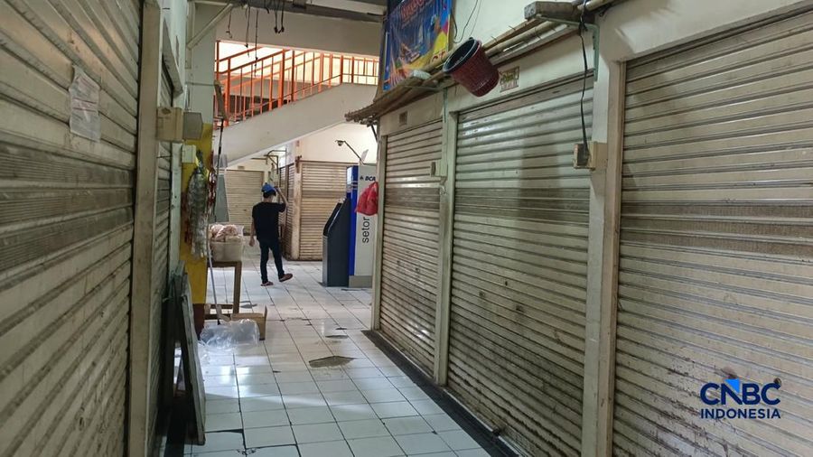 Kondisi di dalam Pasar Nangka Bungur, Jakarta Pusat, nampak sepi dan banyak sekali kios yang tutup, Rabu (7/10/2026). (CNBC Indonesia/Martyasari Rizky)