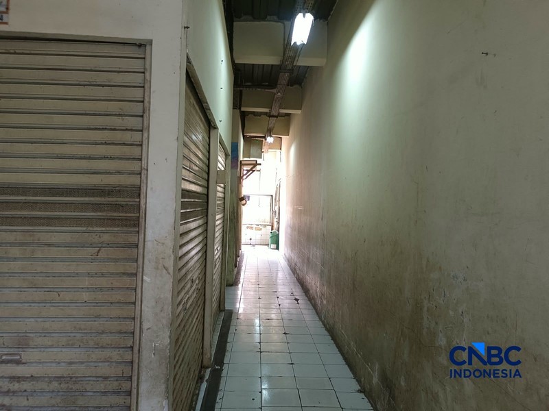 Kondisi di dalam Pasar Nangka Bungur, Jakarta Pusat, nampak sepi dan banyak sekali kios yang tutup, Rabu (7/10/2026). (CNBC Indonesia/Martyasari Rizky)