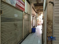 Kondisi di dalam Pasar Nangka Bungur, Jakarta Pusat, nampak sepi dan banyak sekali kios yang tutup, Rabu (7/10/2026). (CNBC Indonesia/Martyasari Rizky)