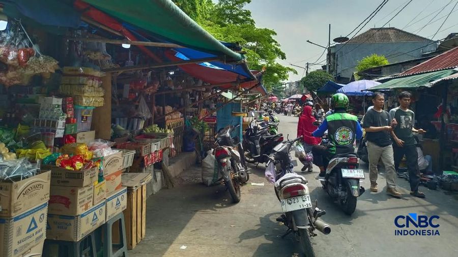 Kondisi di dalam Pasar Nangka Bungur, Jakarta Pusat, nampak sepi dan banyak sekali kios yang tutup, Rabu (7/10/2026). Berbeda kondisinya di luar pasar. Banyak sekali lapak para pedagang yang menjajakan dagangannya, hingga kerap membuat sedikit kemace