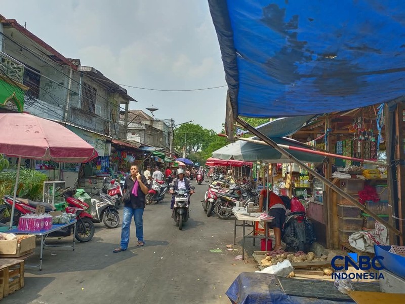 Kondisi di dalam Pasar Nangka Bungur, Jakarta Pusat, nampak sepi dan banyak sekali kios yang tutup, Rabu (7/10/2026). (CNBC Indonesia/Martyasari Rizky)