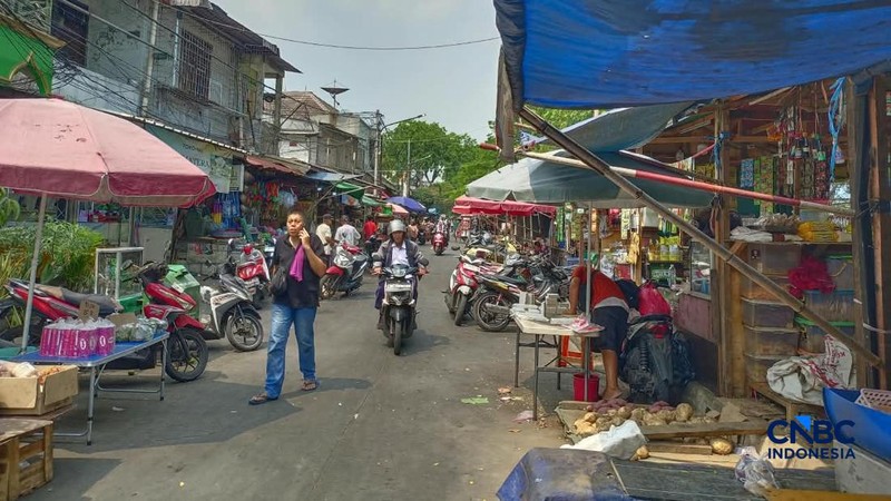 Kondisi di dalam Pasar Nangka Bungur, Jakarta Pusat, nampak sepi dan banyak sekali kios yang tutup, Rabu (7/10/2026). Berbeda kondisinya di luar pasar. Banyak sekali lapak para pedagang yang menjajakan dagangannya, hingga kerap membuat sedikit kemace