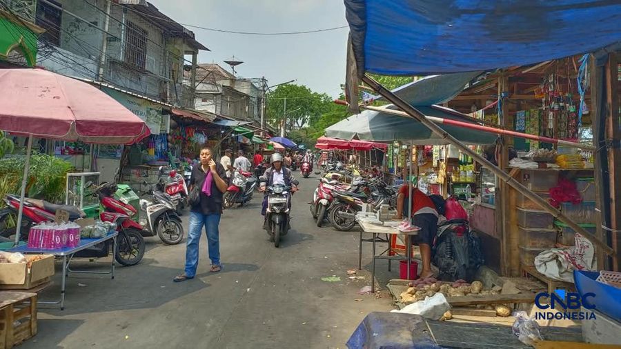 Kondisi di dalam Pasar Nangka Bungur, Jakarta Pusat, nampak sepi dan banyak sekali kios yang tutup, Rabu (7/10/2026). Berbeda kondisinya di luar pasar. Banyak sekali lapak para pedagang yang menjajakan dagangannya, hingga kerap membuat sedikit kemacetan, antara pengguna motor dan pejalan kaki. Kondisi di dalam Pasar Nangka Bungur, Jakarta Pusat, nampak sepi dan banyak sekali kios yang tutup, Rabu (7/10/2026). Berbeda kondisinya di luar pasar. Banyak sekali lapak para pedagang yang menjajakan dagangannya, hingga kerap membuat sedikit kemace