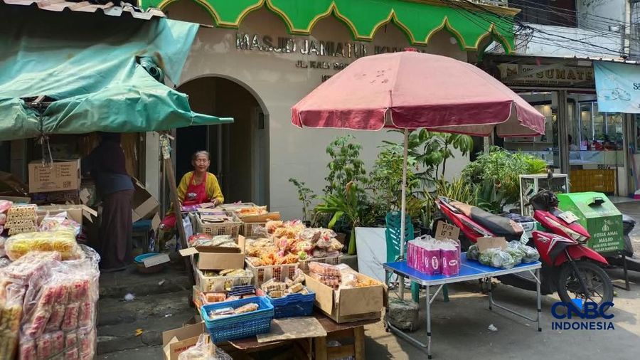 Kondisi di dalam Pasar Nangka Bungur, Jakarta Pusat, nampak sepi dan banyak sekali kios yang tutup, Rabu (7/10/2026). Berbeda kondisinya di luar pasar. Banyak sekali lapak para pedagang yang menjajakan dagangannya, hingga kerap membuat sedikit kemacetan, antara pengguna motor dan pejalan kaki. Kondisi di dalam Pasar Nangka Bungur, Jakarta Pusat, nampak sepi dan banyak sekali kios yang tutup, Rabu (7/10/2026). Berbeda kondisinya di luar pasar. Banyak sekali lapak para pedagang yang menjajakan dagangannya, hingga kerap membuat sedikit kemace