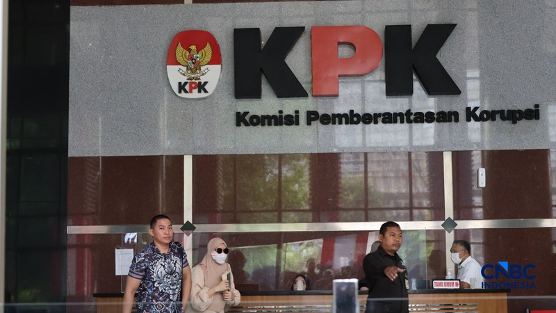 Mantan Bupati Kutai Kartanegara (Kukar) Rita Widyasari usai menjalani pemeriksaan KPK terkait kasus tindak pidana pencucian uang di lingkungan Pemkab Kukar Rabu (7/10/2026). (CNBC Indonesia/Muhammad Sabki)