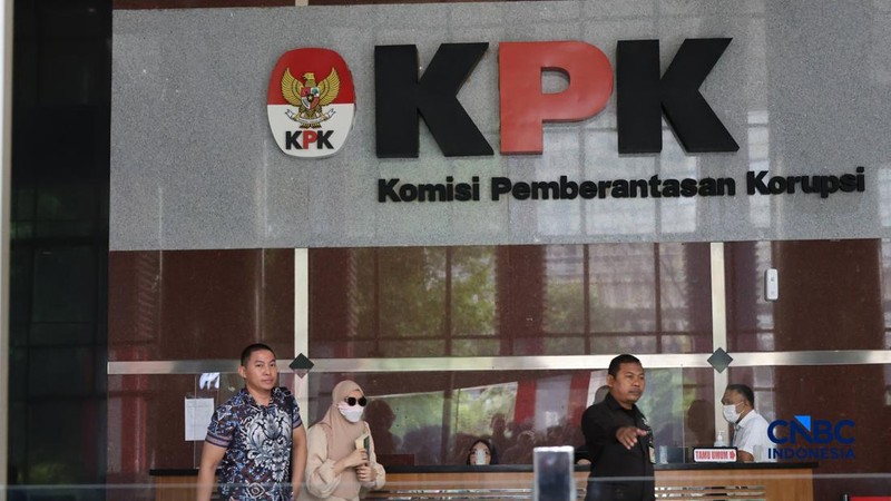 Mantan Bupati Kutai Kartanegara (Kukar) Rita Widyasari usai menjalani pemeriksaan KPK terkait kasus tindak pidana pencucian uang di lingkungan Pemkab Kukar Rabu (7/10/2026). (CNBC Indonesia/Muhammad Sabki)