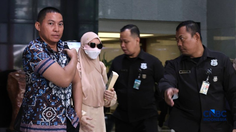 Mantan Bupati Kutai Kartanegara (Kukar) Rita Widyasari usai menjalani pemeriksaan KPK terkait kasus tindak pidana pencucian uang di lingkungan Pemkab Kukar Rabu (7/10/2026).