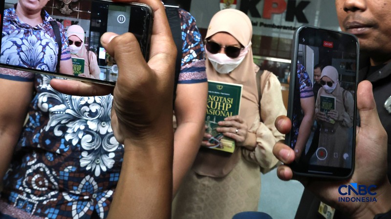 Mantan Bupati Kutai Kartanegara (Kukar) Rita Widyasari usai menjalani pemeriksaan KPK terkait kasus tindak pidana pencucian uang di lingkungan Pemkab Kukar Rabu (7/10/2026). (CNBC Indonesia/Muhammad Sabki)