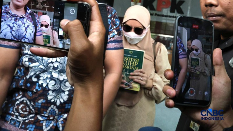 Mantan Bupati Kutai Kartanegara (Kukar) Rita Widyasari usai menjalani pemeriksaan KPK terkait kasus tindak pidana pencucian uang di lingkungan Pemkab Kukar Rabu (7/10/2026).