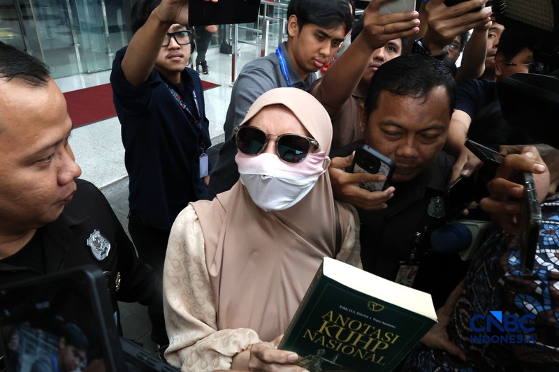 Mantan Bupati Kutai Kartanegara (Kukar) Rita Widyasari usai menjalani pemeriksaan KPK terkait kasus tindak pidana pencucian uang di lingkungan Pemkab Kukar Rabu (7/10/2026). (CNBC Indonesia/Muhammad Sabki)