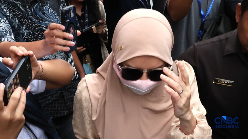 Mantan Bupati Kutai Kartanegara (Kukar) Rita Widyasari usai menjalani pemeriksaan KPK terkait kasus tindak pidana pencucian uang di lingkungan Pemkab Kukar Rabu (7/10/2026). (CNBC Indonesia/Muhammad Sabki)