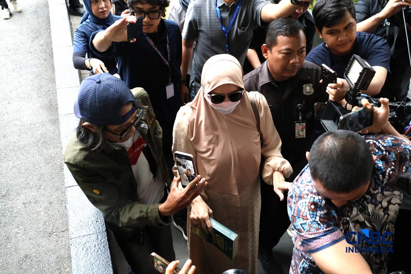 Mantan Bupati Kutai Kartanegara (Kukar) Rita Widyasari usai menjalani pemeriksaan KPK terkait kasus tindak pidana pencucian uang di lingkungan Pemkab Kukar Rabu (7/10/2026). (CNBC Indonesia/Muhammad Sabki)