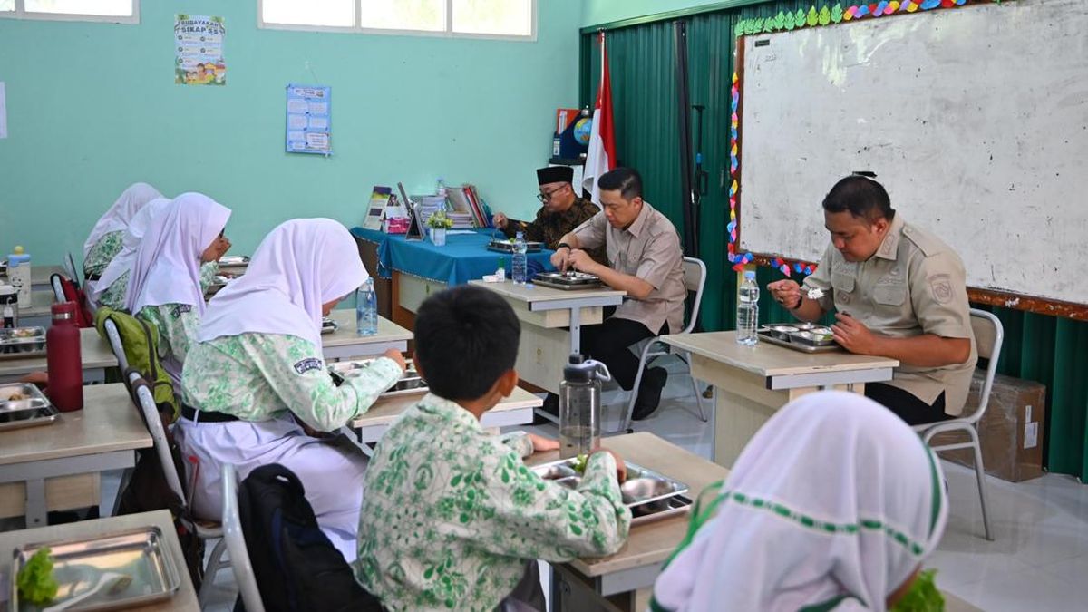 Momen Menko PMK Sugiono Santap MBG Bareng Siswa SDN di Cibinong — NadiKabar.com