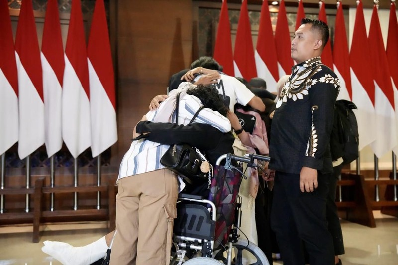 Menteri Koordinator Bidang Pembangunan Manusia dan Kebudayaan Sugiono dan Menteri Luar Negeri Arrmanatha Nasir berpelukan dengan anak buah kapal MT Honour 25 Ashari Samadikun (kanan) dan Adi Faizal (kedua kiri) usai konferensi pers di Terminal VIP Bandara Soekarno-Hatta, Tangerang, Banten, Selasa (6/10/2026). (Dok. Menko PMK)
