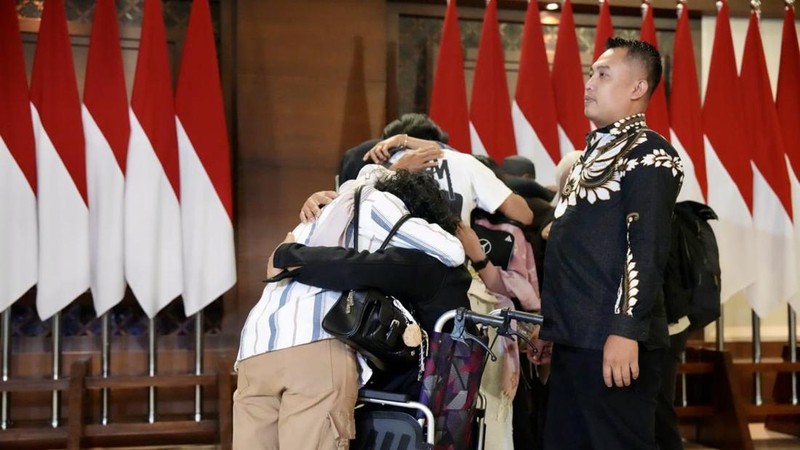 Menteri Koordinator Bidang Pembangunan Manusia dan Kebudayaan Sugiono dan Menteri Luar Negeri Arrmanatha Nasir berpelukan dengan anak buah kapal MT Honour 25 Ashari Samadikun (kanan) dan Adi Faizal (kedua kiri) usai konferensi pers di Terminal VIP Ba