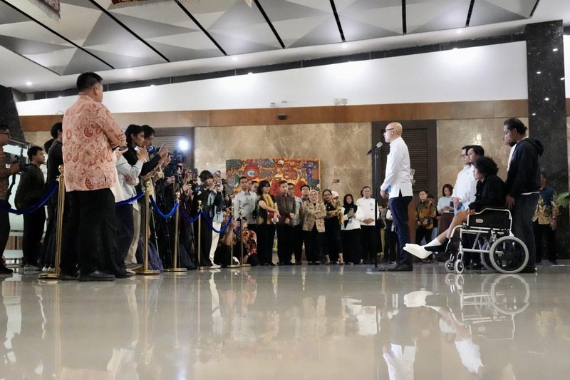 Menteri Koordinator Bidang Pembangunan Manusia dan Kebudayaan Sugiono dan Menteri Luar Negeri Arrmanatha Nasir berpelukan dengan anak buah kapal MT Honour 25 Ashari Samadikun (kanan) dan Adi Faizal (kedua kiri) usai konferensi pers di Terminal VIP Bandara Soekarno-Hatta, Tangerang, Banten, Selasa (6/10/2026). (Dok. Menko PMK)