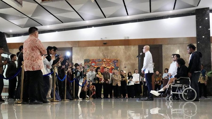 Menteri Koordinator Bidang Pembangunan Manusia dan Kebudayaan Sugiono dan Menteri Luar Negeri Arrmanatha Nasir berpelukan dengan anak buah kapal MT Honour 25 Ashari Samadikun (kanan) dan Adi Faizal (kedua kiri) usai konferensi pers di Terminal VIP Ba