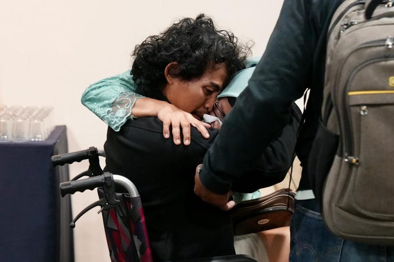 Menteri Koordinator Bidang Pembangunan Manusia dan Kebudayaan Sugiono dan Menteri Luar Negeri Arrmanatha Nasir berpelukan dengan anak buah kapal MT Honour 25 Ashari Samadikun (kanan) dan Adi Faizal (kedua kiri) usai konferensi pers di Terminal VIP Bandara Soekarno-Hatta, Tangerang, Banten, Selasa (6/10/2026). (Dok. Menko PMK)