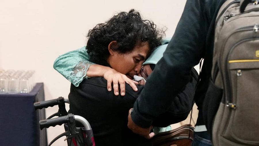 Menteri Koordinator Bidang Pembangunan Manusia dan Kebudayaan Sugiono dan Menteri Luar Negeri Arrmanatha Nasir berpelukan dengan anak buah kapal MT Honour 25 Ashari Samadikun (kanan) dan Adi Faizal (kedua kiri) usai konferensi pers di Terminal VIP Ba